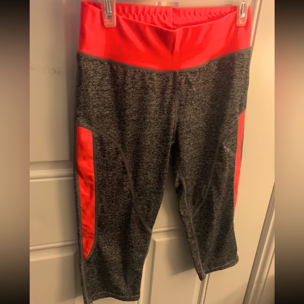 Athletic wear Capri leggings size L